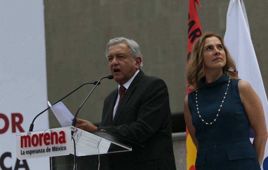 Piden a AMLO y Beatriz que se den beso