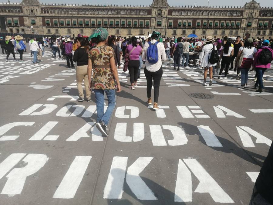 Pintan nombres de mil 200 mujeres asesinadas en la plancha del Zócalo