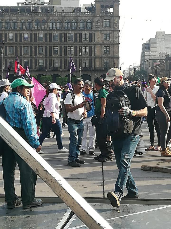 Hombres acosan a mujeres en plena #Marcha8M