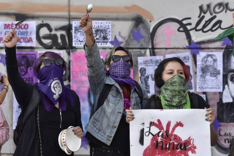 Colocan símbolos feministas en estatuas y fuentes de Querétaro