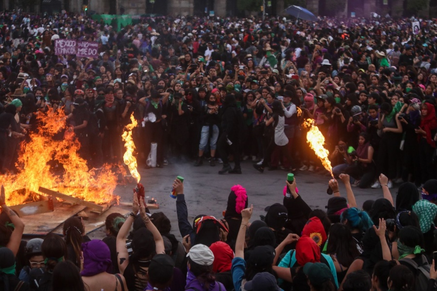 Detienen a 6 por agredir a mujeres en la marcha