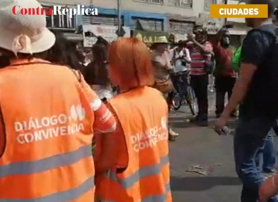 Mujeres se protegen entre sí en la Marcha 8M