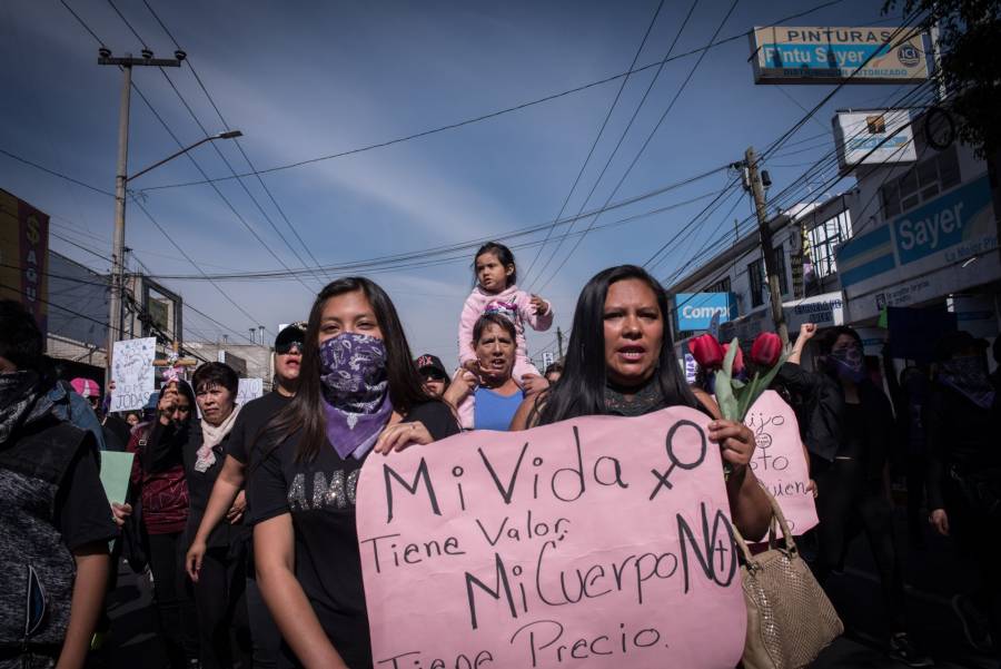 Mujeres toman calles de Nezahualcóyotl contra violencia de género