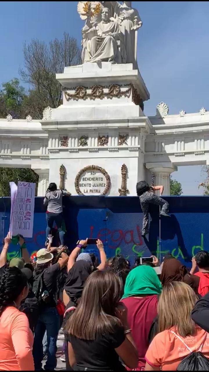 Manifestantes entran al Hemiciclo a Juárez, al lugar arribaron elementos de seguridad