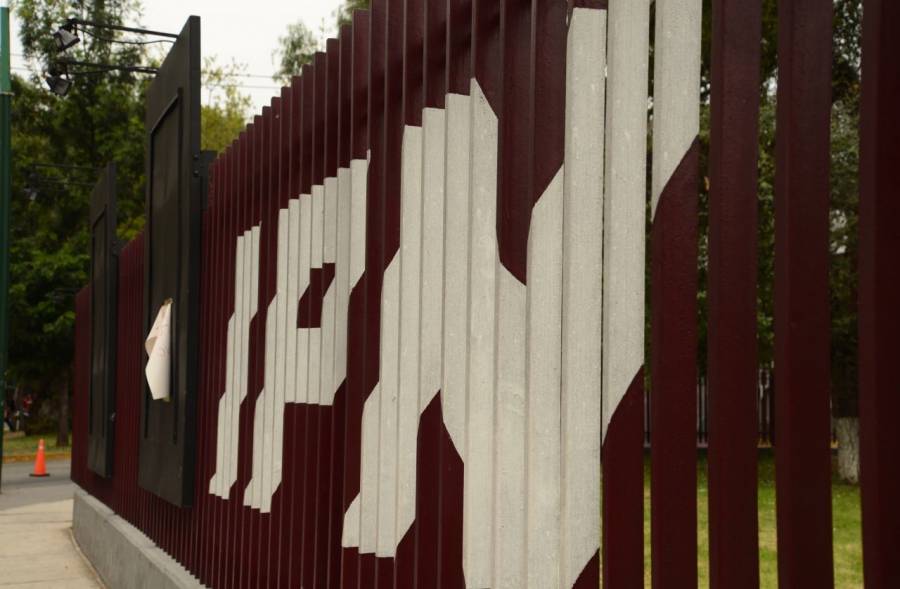 Alumnas del Politécnico colocan tendederos para denunciar acoso sexual