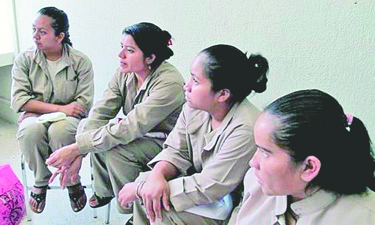 Buscan regular el trabajo de mujeres en las cárceles
