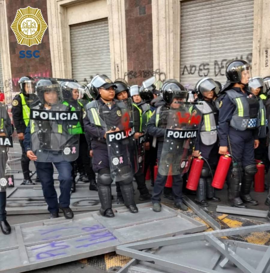 Ante ataques con petardos, elementos policiacos auxilian a víctimas