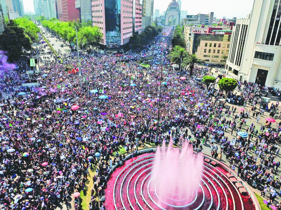 Ríos morados de mujeres inundan Reforma, Juárez y Zócalo en CDMX 