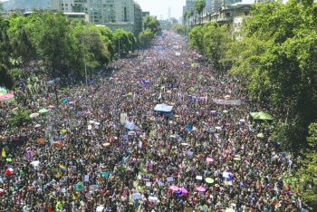 Millones desbordan calles  de Chile; polic&iacute;a las reprime
