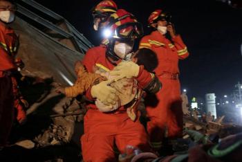 Muertos en derrumbe de hotel en China ascienden a 10