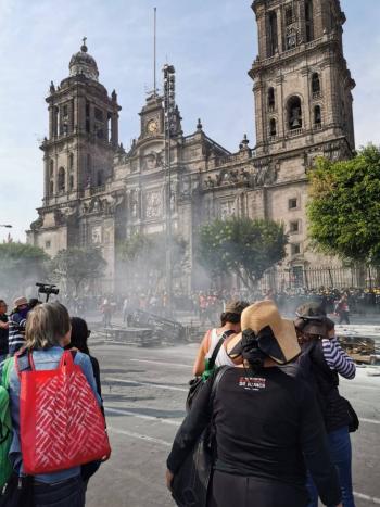 Pintas y bombas molotov en el Z&oacute;calo; feministas se deslindan, acusan a infiltrados