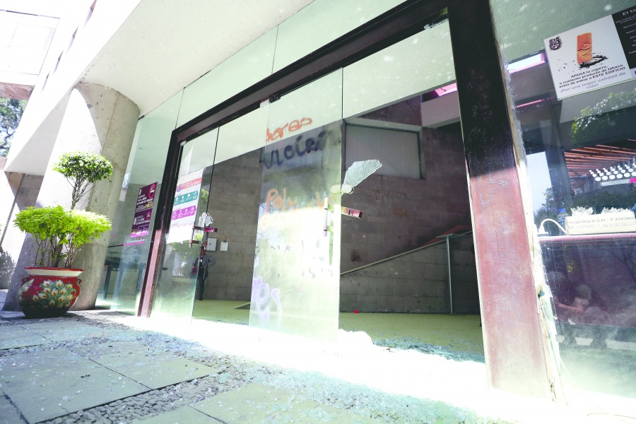 30 irrumpen en el IPN y vandalizan