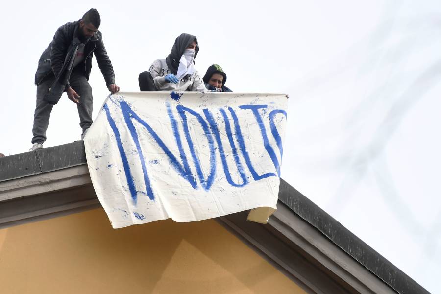 Reportan disturbios en 27 c&aacute;rceles italianas por Covid-19