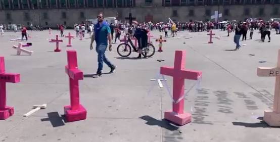 Colocan cruces en el Zócalo en protesta por feminicidios