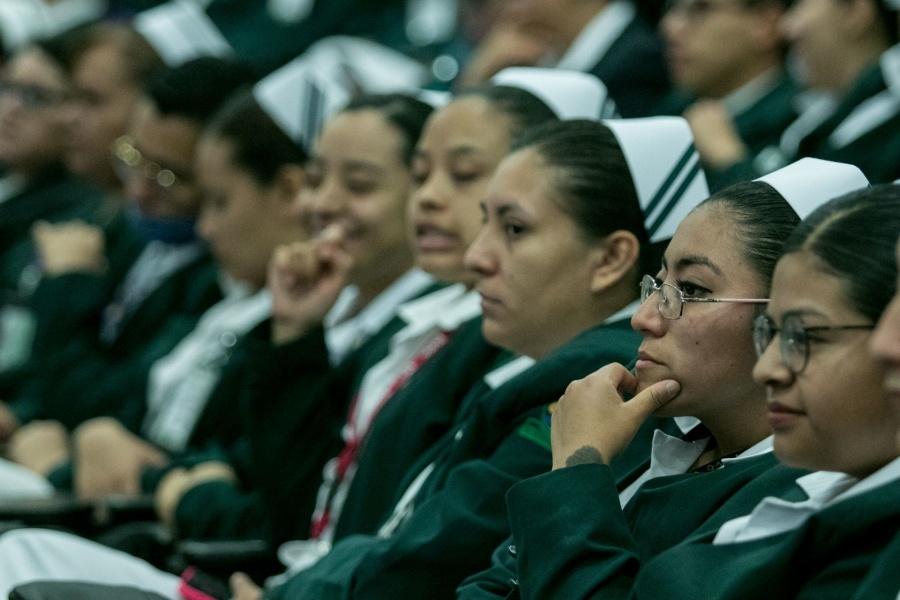 IMSS reconoce a doctora por su trayectoria