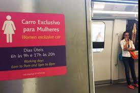 Mujeres bajan a dos ancianos de vagón exclusivo para mujeres y se genera polémica
