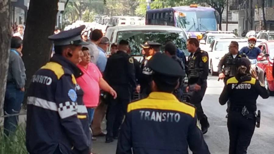 Policía capitalino repele asalto en Reforma; hay un taxista herido