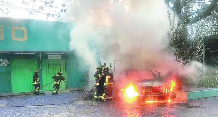 Ahora encapuchados queman camioneta en CCH