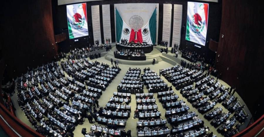 Aprueban diputados reforma para reconocer programas de AMLO en la Constitución