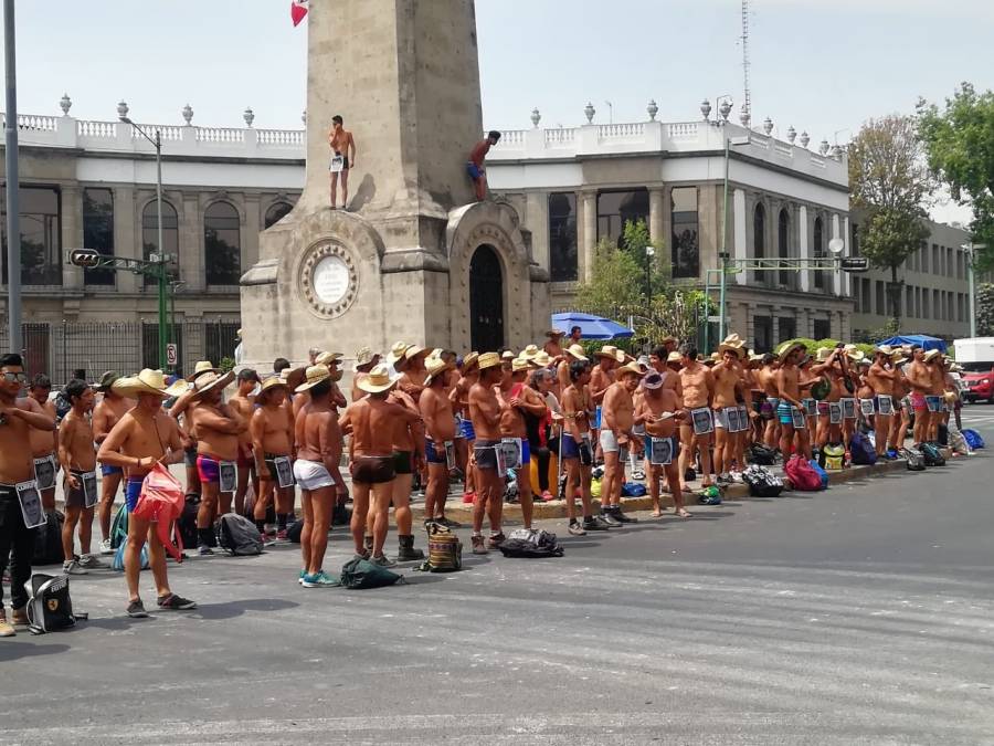 Integrantes de los 400 pueblos protestan semidesnudos en Segob