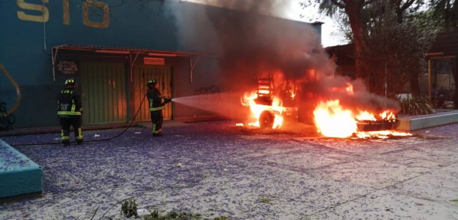 Encapuchados prenden fuego a camioneta en el CCH Azcapotzalco