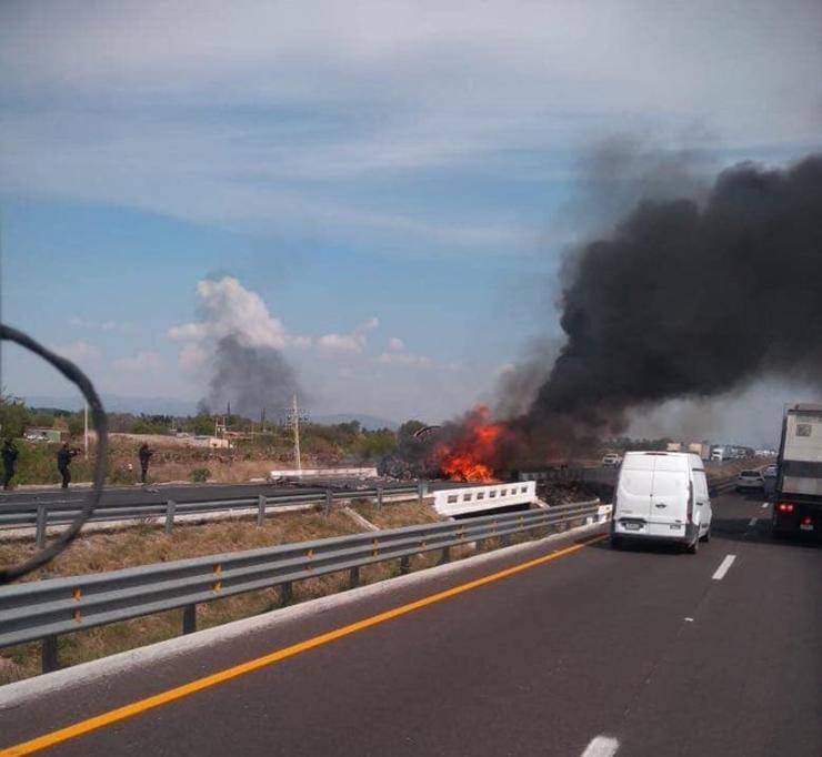 Reportan narcobloqueos en carreteras de Guanajuato