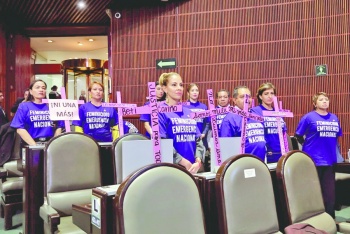 Chocan en San L&aacute;zaro por marcha y paro de mujeres 