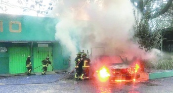 Ahora encapuchados queman camioneta en CCH