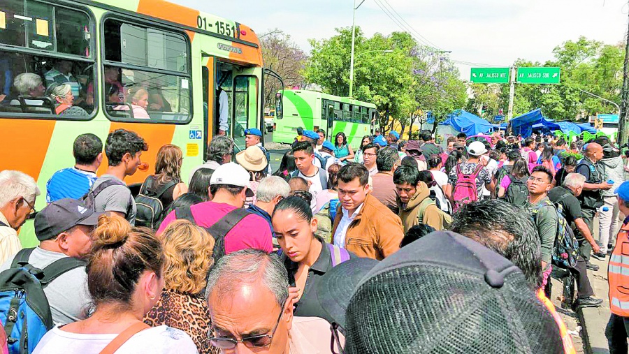 Choque de trenes del metro provoca caos a usuarios