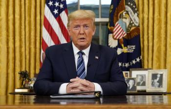 Trump anuncia suspensi&oacute;n de vuelos de Europa hacia EU por coronavirus