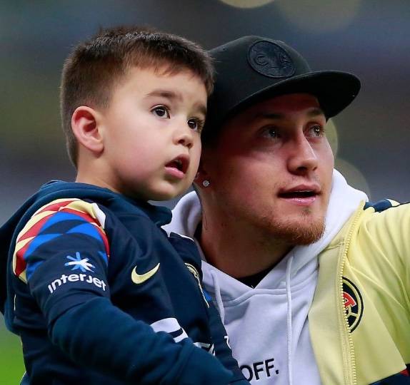América se toma la foto oficial con el hijo Nicolás Castillo