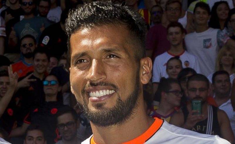 Da positivo al COVID-19 el defensa argentino Ezequiel Garay
