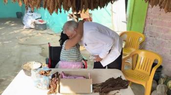 “No me ha llegado mi apoyo de discapacitado” dice pobladora al presidente L&oacute;pez Obrador