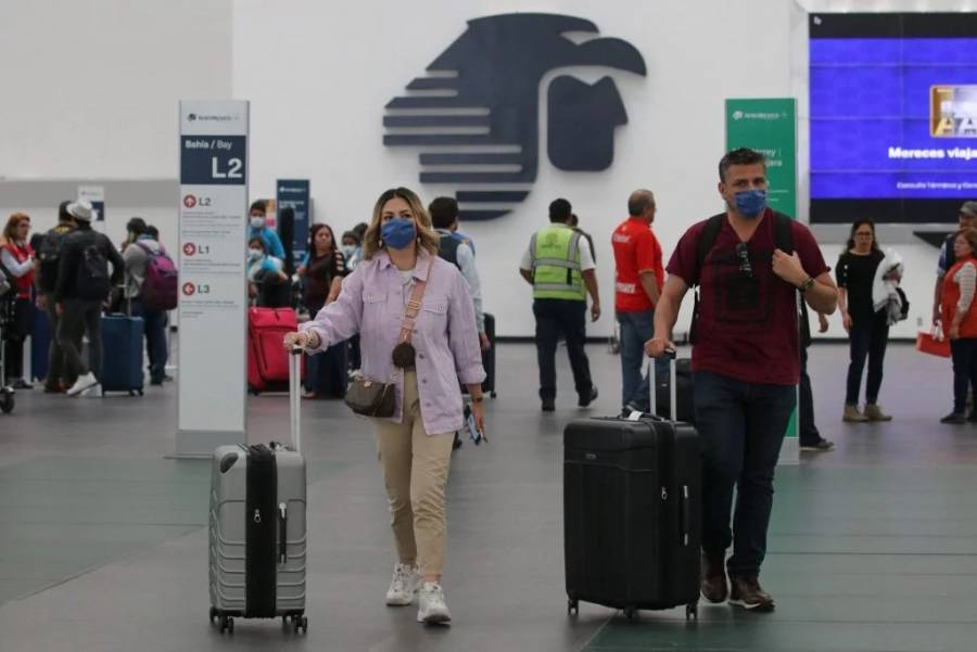 Culpan a autoridades mexicanas por permitir volar a infectados de coronavirus