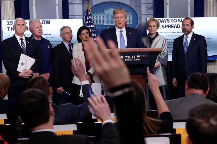 Trump insta a que no haya reuniones de más de diez y advierte de posible recesión