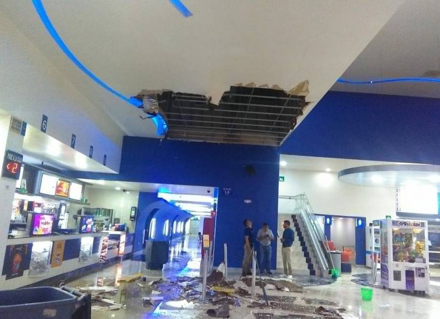Se cae plafón de Cinepolis de Plaza Sendero por granizada