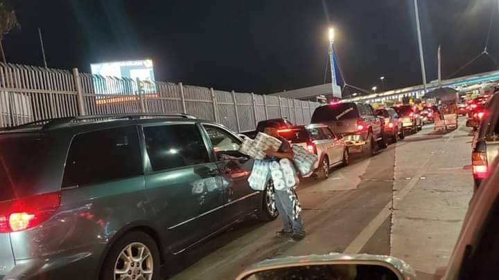 Ambulantes venden papel de ba&ntilde;o en la frontera