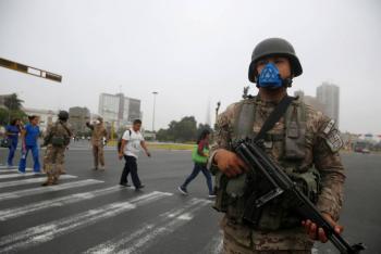 Militares patrullan calles de Per&uacute; por emergencia del Covid-19