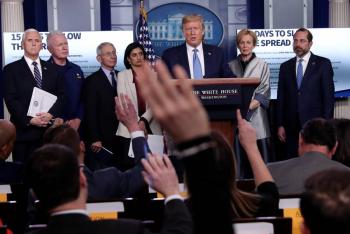 Trump insta a que no haya reuniones de m&aacute;s de diez y advierte de posible recesi&oacute;n