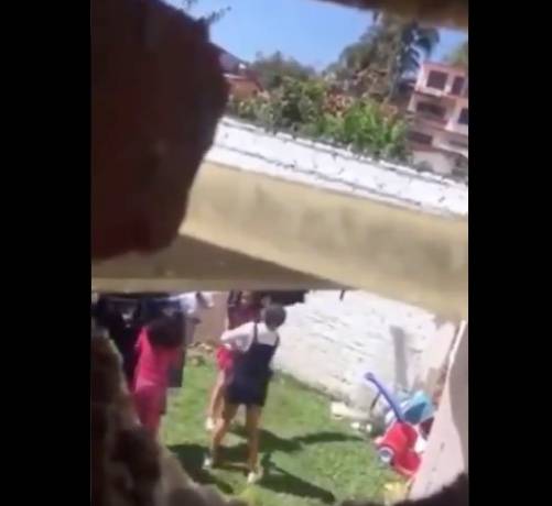 Captan a mujer golpeando a sus hijas en Xalapa