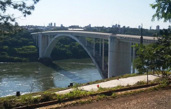 Paraguay cierra puente internacional con Brasil para evitar Covid-19