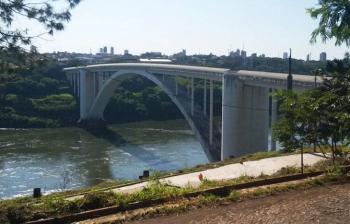 Paraguay cierra puente internacional con Brasil para evitar Covid-19