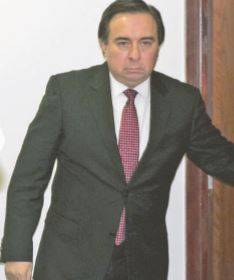 Por caso los 43 solicitan ficha roja para Zerón