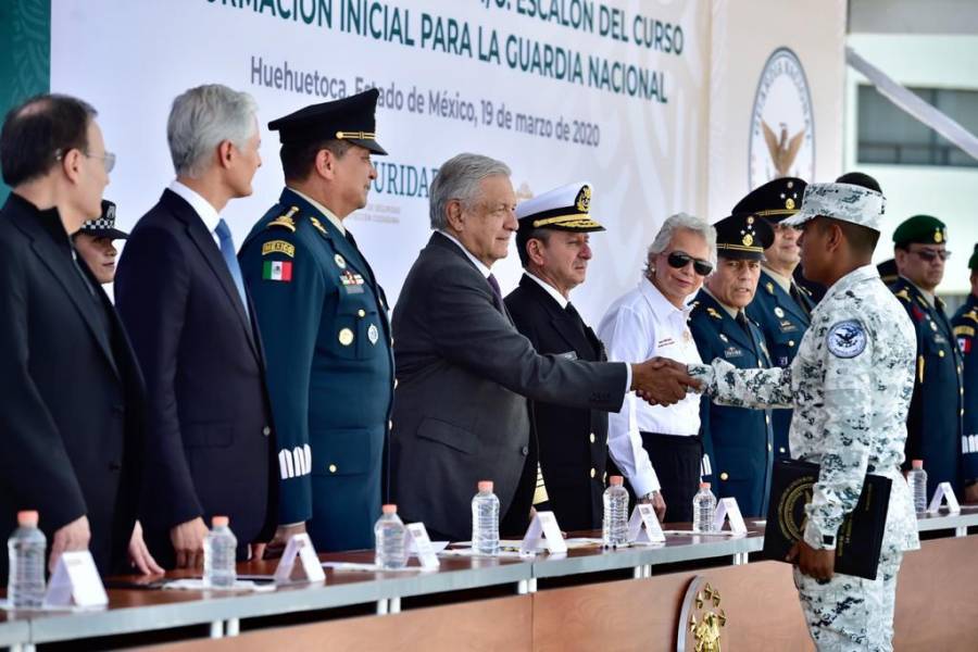 Pide AMLO a graduados de GN honestidad para lograr la paz del país