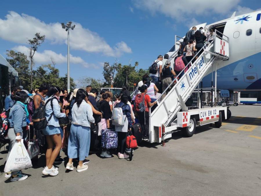 Despega vuelo con mexicanos varados en Perú por coronavirus
