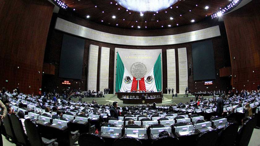 Legisladores se otorgan permisos para suspender sesiones