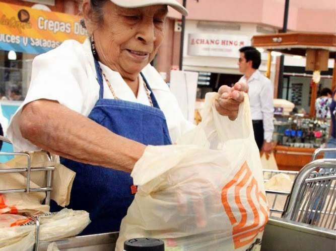 Adultos mayores desafían al coronavirus para empacar en Supermercados