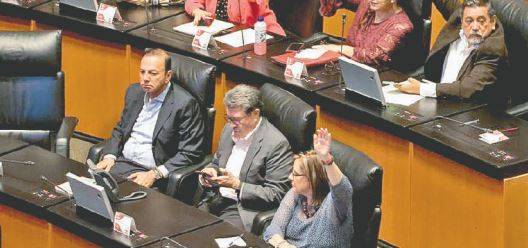Senadores critican reelección sin dejar cargo