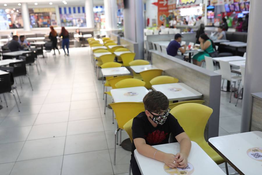 Chile cierra bares, cines y restaurantes para hacer frente a coronavirus