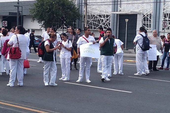 Bloquean enfermeros del IMSS Eje 4 Sur, demandan insumos ante COVID-19